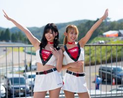 TONEモタスポサポートギャルズ/小林 ソラ、佐藤 ようか TONEモタスポサポートギャルズ/小林 ソラ、佐藤 ようか