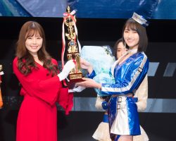 川村那月さんからグランプリのトロフィーを受け取った川瀬もえさん 川村那月さんからグランプリのトロフィーを受け取った川瀬もえさん