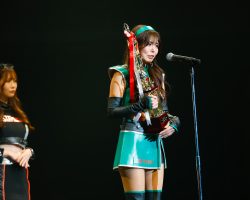 涙を流しながら感謝を伝える水瀬琴音さん