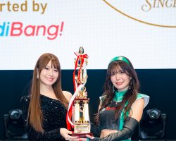 2023年のグランプリ松田蘭さんからトロフィーを受け取った水瀬琴音さん