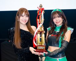 2023年のグランプリ松田蘭さんからトロフィーを受け取った水瀬琴音さん