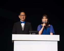 15周年目の表彰式、MCは渡辺順子さんに加え、レースアナウンサーのピエール北川さんに担当していただきました