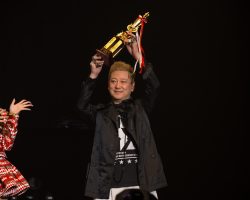 コスチュームディヴィジョングランプリのトロフィーはデザイナのAkiさんが授与