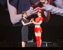 レースアンバサダーアワード特別賞の表彰。「ヤングチャンピオン特別賞」はさかいゆりやさんが受賞