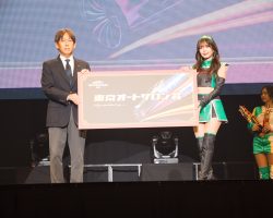 東京オートサロン賞を受賞した水瀬琴音さん