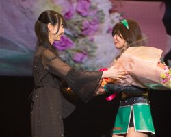 長年チームメイトとして活動した林紗久羅さんが花束を持って祝福に