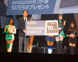 グランプリに送られるamazon賞を受け取る水瀬琴音さん