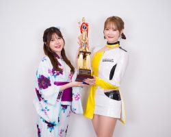 2024新人グランプリの夏実晴香さんからトロフィーを受けとる2025グランプリのRiOさん にしたんクリニック レースアンバサダーアワード2025 ルーキーディヴィジョン